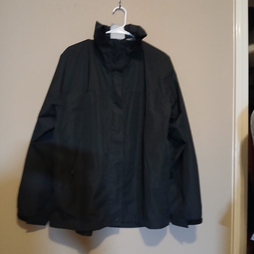 LL Bean Women's Windbreaker / Tuck Away Hood/ Full Zip/ Zippered Pockets/ Black